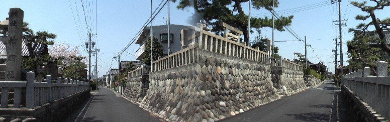 山神社（右）と向かい側の神明社（左）前の「明治の東海道」