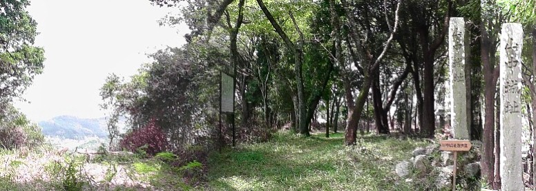 山中城址碑石（右）及び山頂付近風景（左）。
