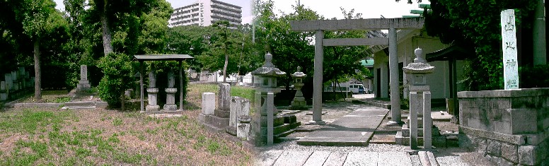 山之神社（右）。神社に隣接の中埜半六代の墓苑（左）。 山之神社