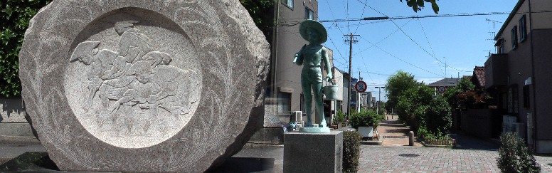改修を記念したモニュメントがあちこちに建てられていますが、この２基は 田植えと草刈に出る農夫を表現したもので当時の付近の風景が思い浮かびます。