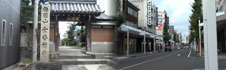 全香寺。曹洞宗：本尊/千手千眼観世音菩薩坐像。右：門前町通りは仏壇・仏具の専門店街と なっています。また寺院も多く東・西別院にも近く普段は静かな佇まいです。